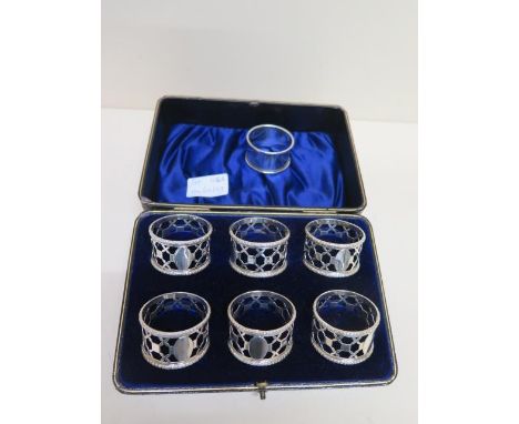 A boxed set of six silver napkin rings - no engraving and a single napkin ring - total weight approx 4.3 troy oz 
