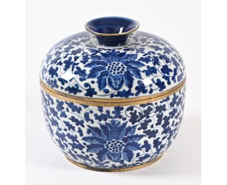 A large Chinese blue and white Kangxi lidded bowl, with gilded rims, six character mark to base. Diameter 26 cm, height 25 cm
