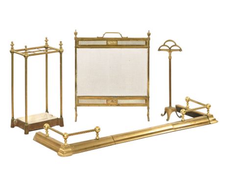 Four pieces of brassware, an extending brass fender, varying in width from +/- 158 cm to 135 cm, height +/- 14 cm, depth 43 c