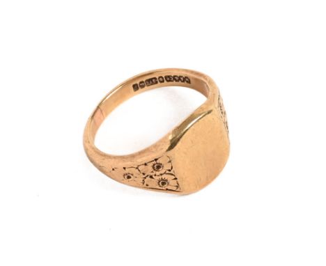 A 9 ct gold gentleman's signet ring. 8.2 grams.Size S/T 