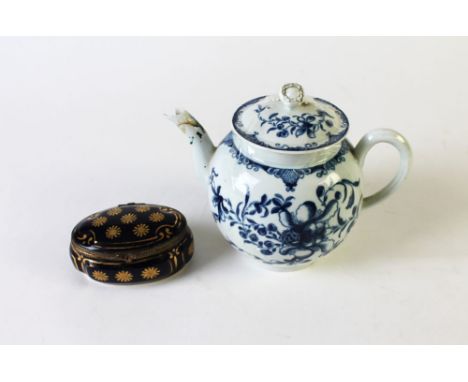 A first period Worcester teapot (AF).&nbsp; Height 15 cm, together with a small Limoges porcelain casket.&nbsp; Width 10 cm.