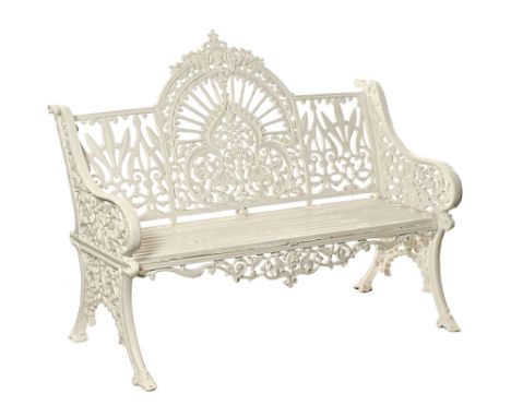 In the style of Coalbrookdale a cast iron garden bench. Height 96 cm, width 123 cm, depth 56 cm (see illustration).