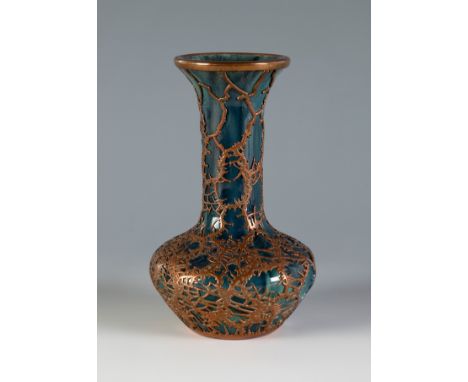 Modernist vase, ca. 1910.Enamelled copper.Measurements: 16 cm (height) x 10 cm (largest diameter).Copper vase with a flat cir