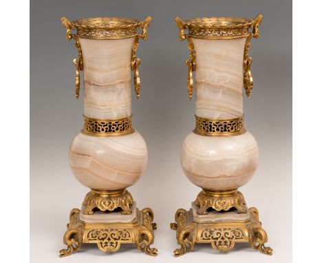 Pair of vases; Napoleon III period, last third of the 19th century.Gilt bronze and onyx d'Algérie.Measuremets: 66 x 28 x 28 c