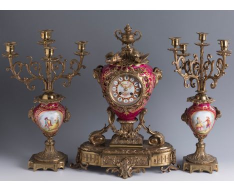 Harness. France, late 19th century.Porcelain and bronze.It does not preserve a needle.Measurements: 50 x 41 x 22 cm (clock); 