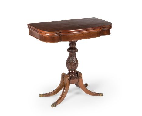 Victorian English style side table, first half of the 20th century.Walnut wood.Hinged and swivel top.Wear and tear due to use