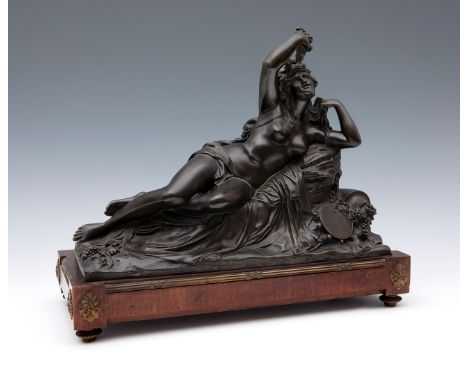 French or Italian school, mid-19th century."Allegory of Autumn".Patinated bronze. Wooden base.Measurements: 28 x 38 x 17 cm; 