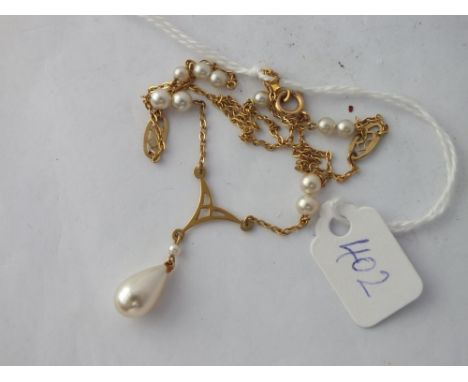A pearl drop pendant necklace in 9ct - 3.7gms