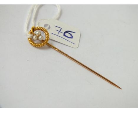 A fancy pearl mounted stick pin in 18ct gold - 1.6gms