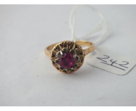 A good red stone solitaire ring in 18ct gold - size R - 5.1gms