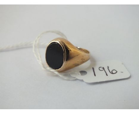 A black onyx ring in 9ct - size M - 4gms