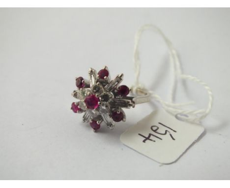 A VINTAGE RUBY &amp; DIAMOND CLUSTER RING IN 18CT GOLD - SIZE J - 6.1gms