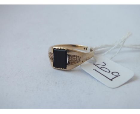 A 9ct onyx ring - size R - 2.3gms