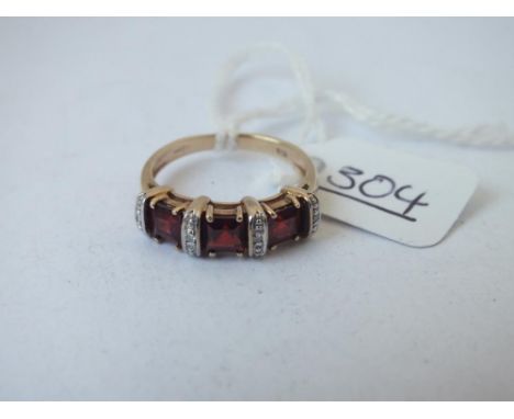 A diamond &amp; garnet trilogy ring in 9ct - size L - 2.6gms