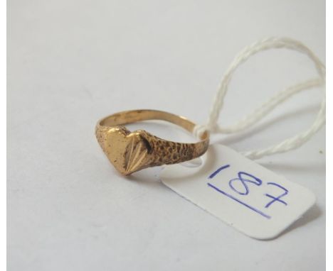 A heart shaped signet ring in 9ct - size J 