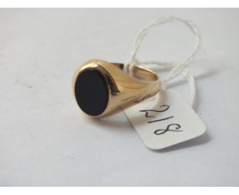 A onyx oval signet ring in 9ct - size S - 5.6gms