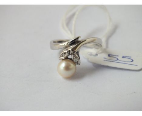 A pearl &amp; diamond ring in 14ct gold - size N - 3.7gms