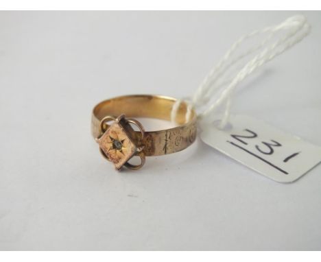 An antique gold ring with engraved decoration to band &amp; lozenge design to the top - size O - 1.8gms 