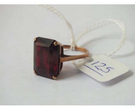 A large rectangular red stone dress ring in 9ct - size M - 4.8gms