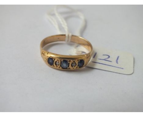 A sapphire &amp; diamond 5 stone ring set in 18ct gold - size O - 3.1gms