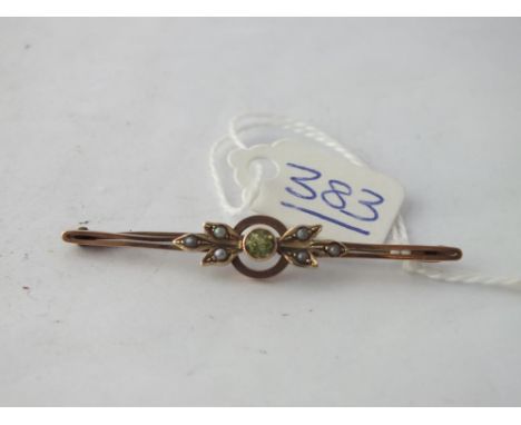 A 9ct pearl &amp; peridot brooch in 9ct - 2.1gms