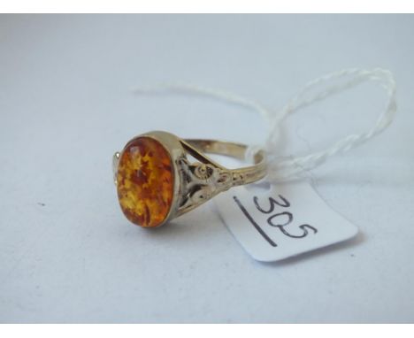 A 98ct gold amber ring - size V - 2.4gms