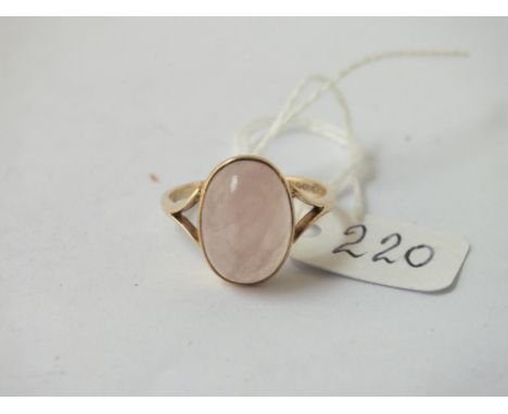 A rose quartz single stone ring in 9ct - size R - 3gms