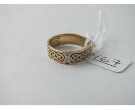 A Celtic style ring with rose diamond in 9ct - size Q - 4.3gms