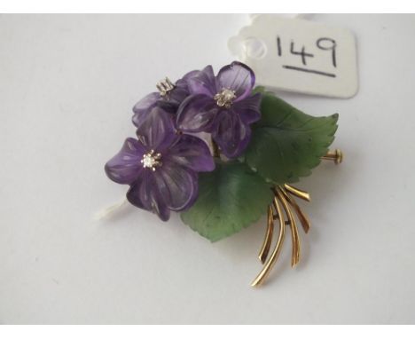 A ANTIQUE HARD STONE BROOCH SET WITH CARVED AMETHYST FLOWERS &amp; CARVE JADE LEAVES &amp; SET WITH 3 DIAMONDS IN 14CT GOLD 