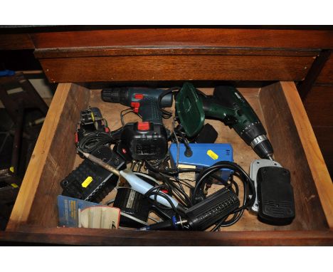 THE CONTENTS OF A DRAWER FULL OF POWER TOOLS, including a Dremel Engraver, a Wickes Cordless drill with battery and charger, 