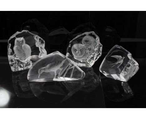 Four Mats Jonasson Swedish glass intaglio sculptures, including Common Sandpiper (33753), 19cm long long, Baby Owls (33537), 