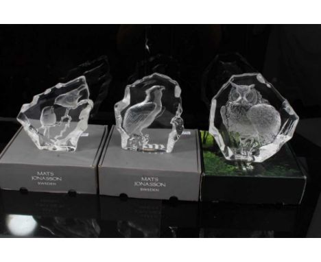 Mats Jonasson Swedish glass intaglio sculpture - Osprey, 18cm high, together with two birds on branch and Owl, all boxed (3)