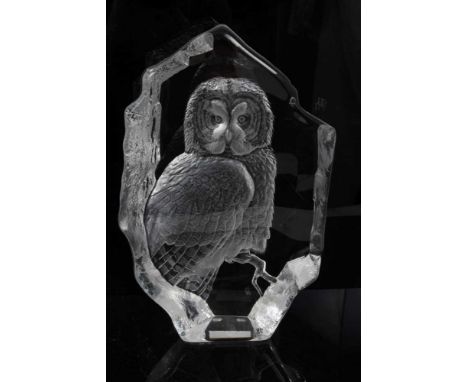 Mats Jonasson Swedish glass intaglio 'Great Grey Owl' 2003 (33124), 37/975, 27cm high. Purchased for £420, with certiificate 