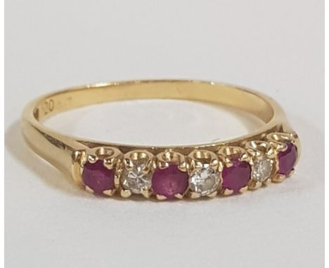 18 CARAT GOLD RUBY &amp; DIAMOND RING WITH 0.20 CARAT OF DIAMONDS