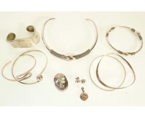 SILVER AND METAL JEWELLERY, to include A SILVER TORQUE NECLACE, A SILVER WAVY CUFF, A SILVER CROSS OVER BANGLE, FOUR OTHER SI