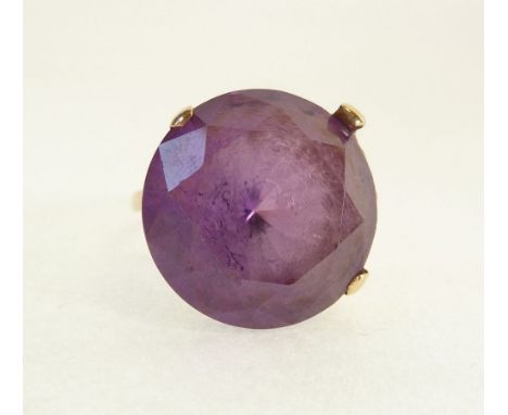9CT GOLD LARGE ROUND CUT COLOUR CHANGE SAPPHIRE SET RING, 5.9g (one claw af)