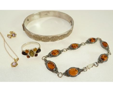 AMBER SET SILVER LINK BRACELET, A SILVER AND MULTI-COLOUR AMBER RING, A TEXTURED SILVER HINGE OPENING BANGLE, Birmingham 1970