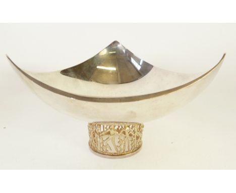 STUART DEVLIN, SILVER DISH, concave triangular form, raised on pierced silver gilt foot in the form of a chain of figures, 5 