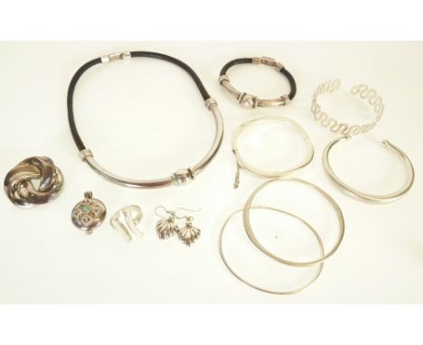 SILVER AND METAL JEWELLERY, to include A SILVER AND LEATHER NECKLACE WITH MATCHING BRACELET, A SILVER TORQUE BANGLE, HINGE OP