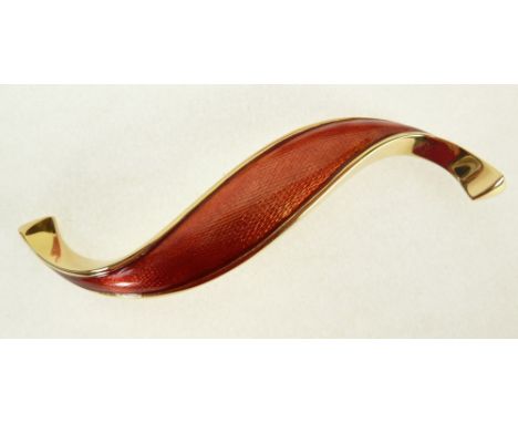 DE VROOMEN, 18CT GOLD AND RED GUILLOCHE ENAMEL SCROLL BROOCH, 4 7/8" (12.4cm) long, London 2001, 28.8g, in red suede pouch