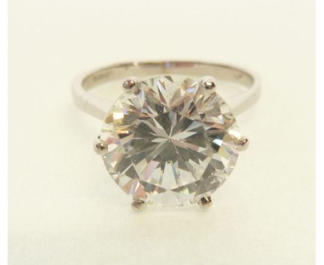 18CT WHITE GOLD SOLITAIRE CUBIC ZIRCONIA SET RING, 10mm diameter, London 1974, 4.2g