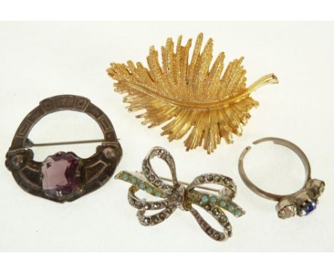 CELTIC PURPLE PASTE SET PLAID BROOCH, A GILT METAL LEAF PATTERN BROOCH, A PASTE SET RING, AND A MARCASITE SET BOW BROOCH (4)