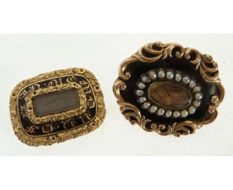 SMALL VICTORIAN PROBABLY GOLD AND BLACK ENAMELLED MOURNING BROOCH, centered by a locket of hair within a surround of seed pea