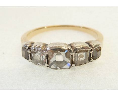 A YELLOW GOLD AND POSSIBLY PLATINUM RING, set with five square cut diamonds 