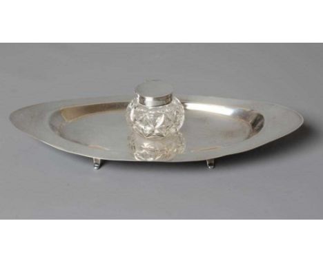 AN EDWARDIAN SILVER DESK STANDISH by Walker &amp; Hall, Sheffield 1902, of eliptical form raised upon four knurl feet, centre