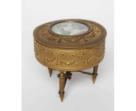 A LOUIS XV ORMOLU AND GILT METAL OVAL JEWELLERY BOX, early 20th century, with swag decoration supported on three legs united 