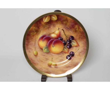 A ROYAL WORCESTER CHINA CABINET PLATE, modern, of plain circular form painted by Steve Smith with a still life of peaches, a 