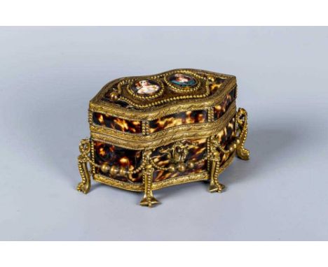 A FRENCH STYLE TORTOISESHELL AND GILT METAL MOUNTED TRINKET BOX, early 20th century, of serpentine form, the hinged top with 