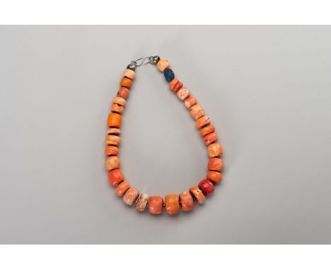 A CORAL NECKLACE WITH EXPERTISETibet, 1900 to 1920. Composed of 31 coral beads and one lapis lazuli bead, each separated by s