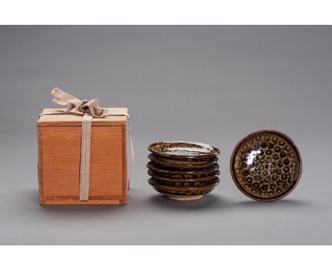 NARUKE SUSUMU: A SET OF GLAZED CERAMIC DISHES IN WOODEN BOXBy Naruke Susumu, signed Naruke SusumuJapan, 20th centuryThe fine 